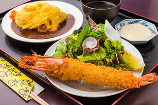 オムライスと大海老フライ3,300円(税込) オムライスともっと特大エビフライ4,400円(税込)