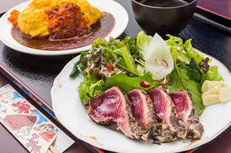 オムライスとかつおわら焼きタタキハーフ2,090円税込)